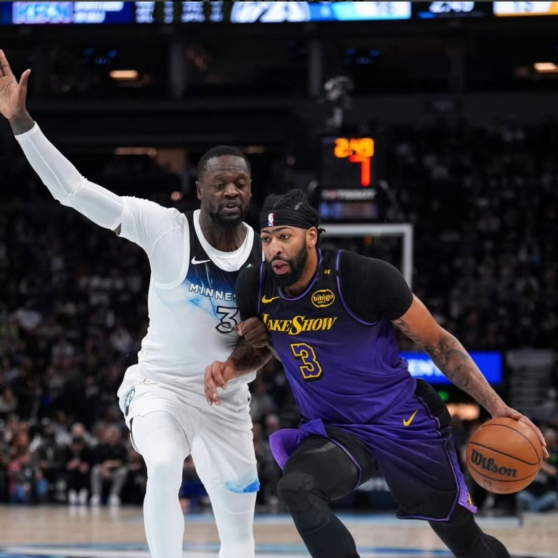 深圳队鏖战独行侠，浓眉哥状态火热